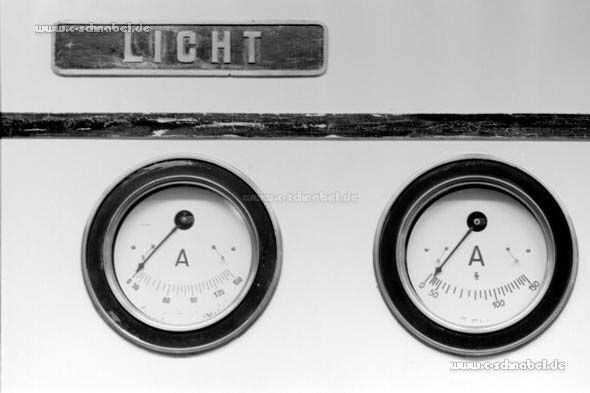 Altes Schaltpanel mit Amperemeter und der Aufschrift Licht